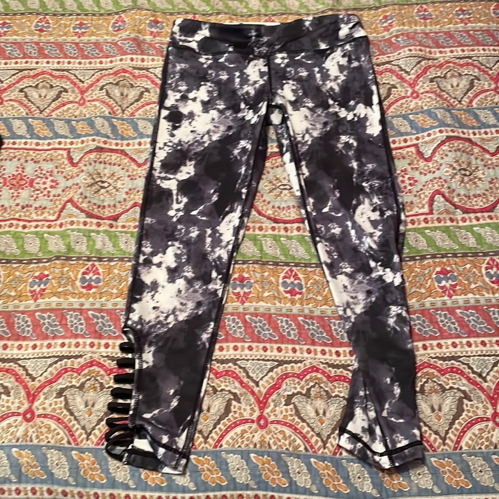 Woman’s mono size small leggings
